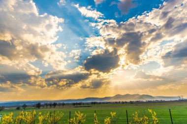 güzel doğa günbatımı ışık uzak Dağları ile