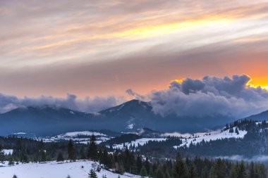 Bulutlu gökyüzü arka plan şaşırtıcı doğa manzaralı