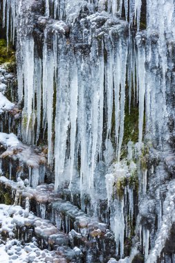 Doğa arka plan üzerinde büyük soğuk buz sarkıtları