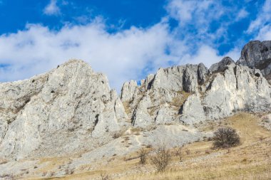 Büyüleyici doğa rocky mountain view mavi bulutlu gökyüzü ile