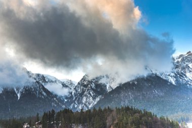 Kabarık karla kaplı dağ manzaralı şaşırtıcı