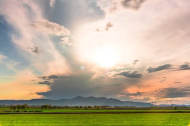 Bulutlu gökyüzü arka plan şaşırtıcı doğa manzaralı