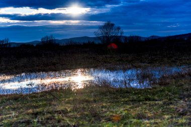 Bulutlu gökyüzü arka plan şaşırtıcı doğa manzaralı