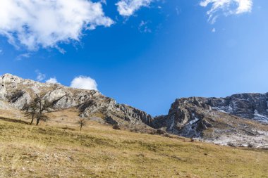 dağlarda manzara doğa manzaralı 