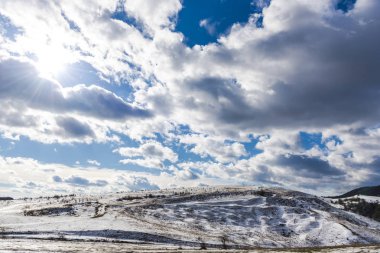 Bulutlu gökyüzü arka plan şaşırtıcı doğa manzaralı