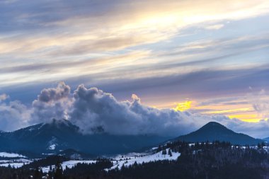 Bulutlu gökyüzü arka plan şaşırtıcı doğa manzaralı