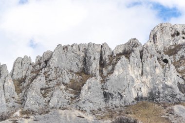 Büyüleyici doğa rocky mountain view mavi bulutlu gökyüzü ile