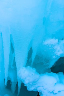 Doğa arka plan üzerinde büyük soğuk buz sarkıtları
