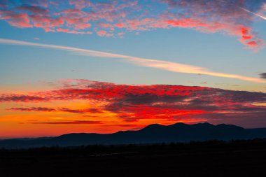 uzak Dağları ile canlı günbatımı cennet