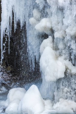 Doğa arka plan üzerinde büyük soğuk buz sarkıtları