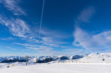 karlı dağlık manzara mavi gökyüzü, Kayak pisti ile