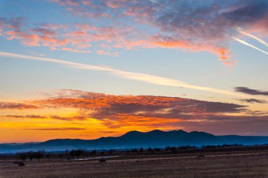 uzak Dağları ile canlı günbatımı cennet