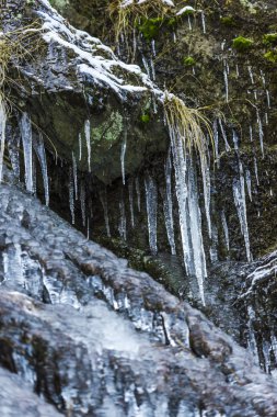Doğa arka plan üzerinde büyük soğuk buz sarkıtları