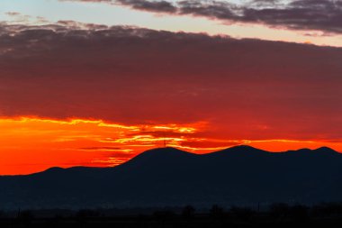 uzak Dağları ile canlı günbatımı cennet