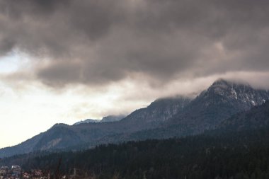 Bulutlu gökyüzü arka plan şaşırtıcı doğa manzaralı