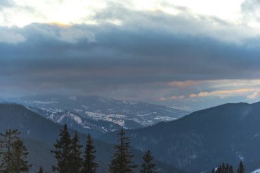 Bulutlu gökyüzü arka plan şaşırtıcı doğa manzaralı