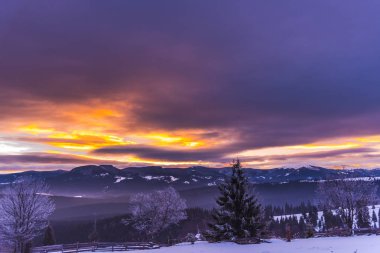 Bulutlu gökyüzü arka plan şaşırtıcı doğa manzaralı