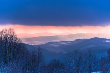 Bulutlu gökyüzü arka plan şaşırtıcı doğa manzaralı