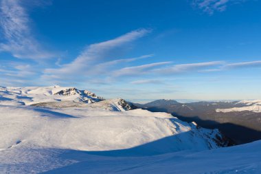 Kabarık karla kaplı dağ manzaralı şaşırtıcı