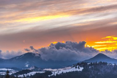 Bulutlu gökyüzü arka plan şaşırtıcı doğa manzaralı