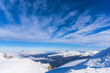 karlı dağlık manzara mavi gökyüzü, Kayak pisti ile