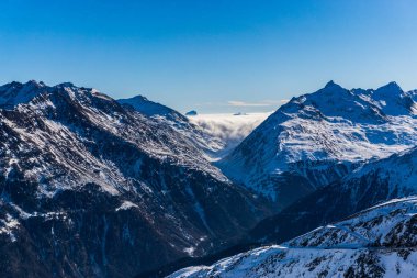 Kabarık karla kaplı dağ manzaralı şaşırtıcı