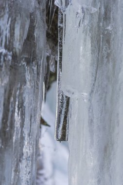 Doğa arka plan üzerinde büyük soğuk buz sarkıtları