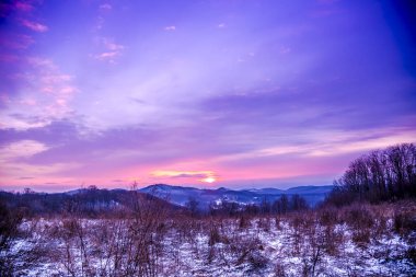 Bulutlu gökyüzü arka plan şaşırtıcı doğa manzaralı