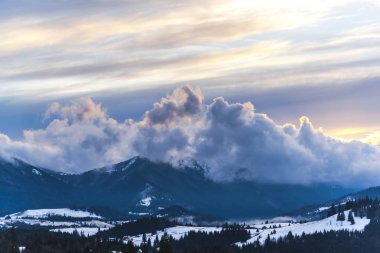 Bulutlu gökyüzü arka plan şaşırtıcı doğa manzaralı