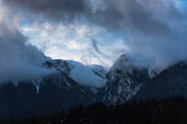 Bulutlu gökyüzü arka plan şaşırtıcı doğa manzaralı