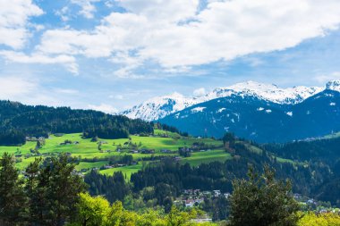 Bulutlu gökyüzü arka plan şaşırtıcı doğa manzaralı