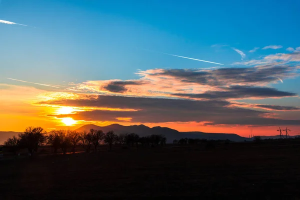 Lebendige Sonnenuntergangswolkenlandschaft Mit Fernen Bergen — Stockfoto