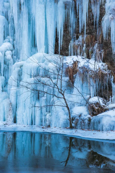 Τεράστια Κρύο Icicles Φόντο Φύση — Φωτογραφία Αρχείου