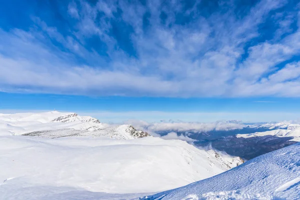 Karlı Dağlık Manzara Mavi Gökyüzü Kayak Pisti Ile — Stok fotoğraf