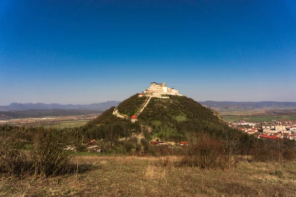 丘の山と城が頂上に立つ夏の自然 — ストック写真