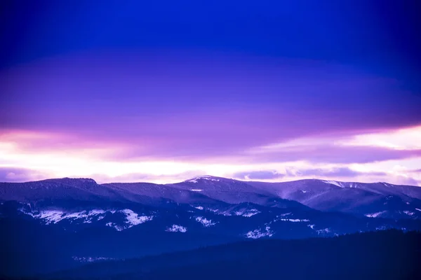 Lila Molnigt Himlen Ovanför Bergiga Landskapet — Stockfoto