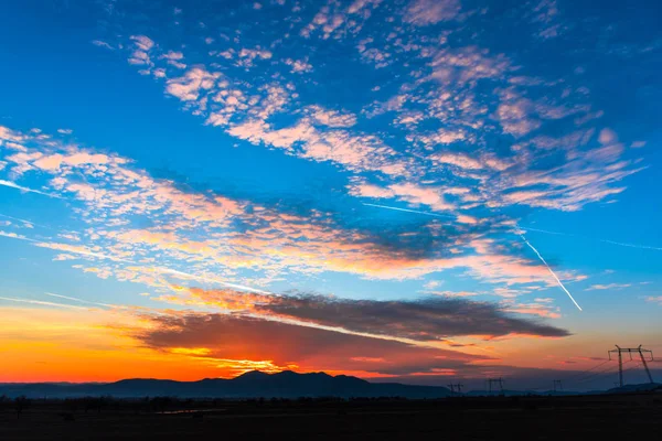 Яркий Закат Облаков Далекими Горами — стоковое фото