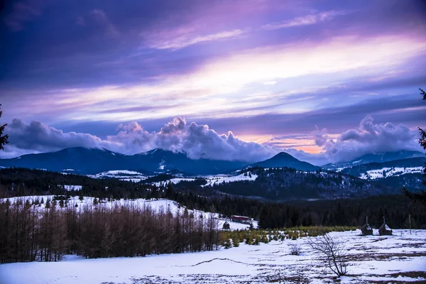 Fialové Zamračená Obloha Nad Hornatou Krajinou — Stock fotografie