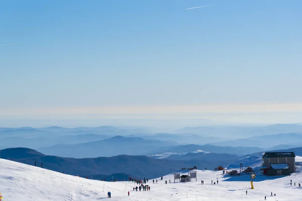 Besneeuwde Bergachtig Landschap Met Blauwe Hemel Mensen Skipiste — Stockfoto