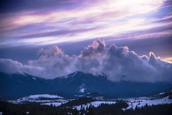 Cielo Nuvoloso Viola Sopra Paesaggio Montagnoso — Foto Stock