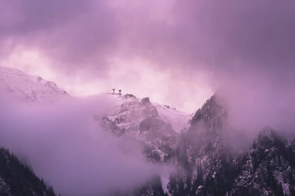 令人惊叹的山景覆盖着蓬松的雪 — 图库照片