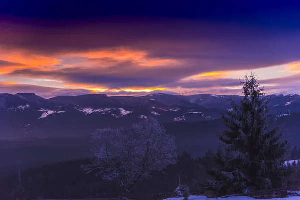 Atemberaubende Aussicht Auf Die Natur Mit Bewölktem Himmel Hintergrund — Stockfoto