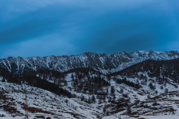 令人惊叹的山景覆盖着蓬松的雪 — 图库照片