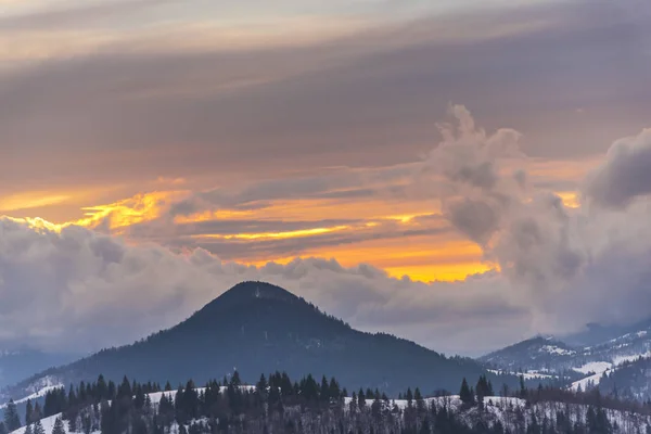 Erstaunliche Aussicht Auf Die Berge Mit Flauschigem Schnee Bedeckt — Stockfoto