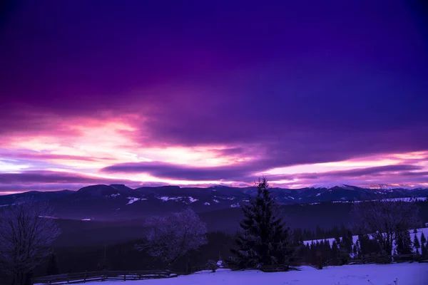Violett Bewölkter Himmel Über Bergiger Landschaft — Stockfoto