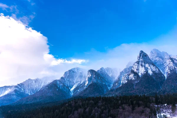 Besneeuwde Bergachtig Landschap Met Blauwe Hemel Skipiste — Stockfoto