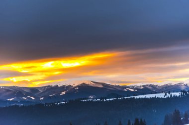 Bulutlu gökyüzü arka plan şaşırtıcı doğa manzaralı
