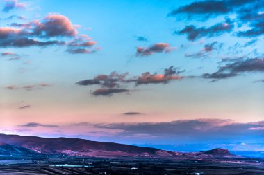 Bulutlu gökyüzü arka plan şaşırtıcı doğa manzaralı