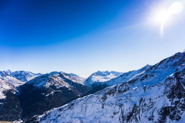 Kabarık karla kaplı dağ manzaralı şaşırtıcı