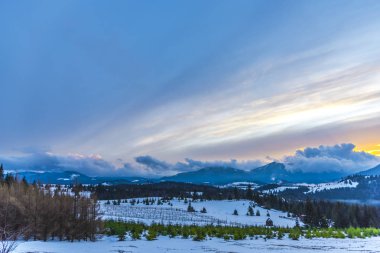 Bulutlu gökyüzü arka plan şaşırtıcı doğa manzaralı